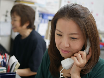 自動車修理工場でも女性スタッフがいます